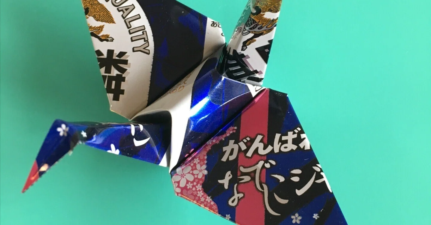 アルミ缶を切り開いて、折り鶴（鹿田式）の作り方を、子供たちに教え