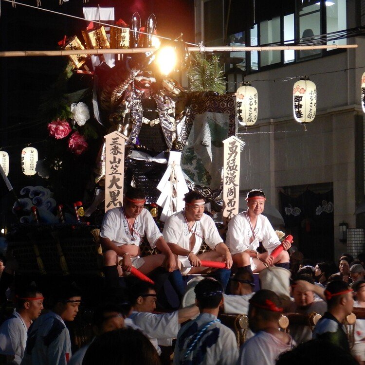 週末に行きたいお祭り
https://j-matsuri.com/hakatagionyamagasa/

「おいさ！」の掛け声で７つの舁き山笠と1つの飾り山笠が福岡市内を駆けまわる。タイムを競うF1マカオグランプリさながらのスピード祭。
#福岡県
#福岡市
#7月
#まつりとりっぷ #日本の祭 #japanese_festival #祭 #祭り #まつり #祭礼 #festival #旅 #travel #Journey #trip #japan #ニッポン #日本 #祭り