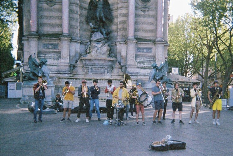 パリ市街に降り立った私を最初に出迎えてくれたのは、ジャズバンドのストリートパフォーマンスだった。