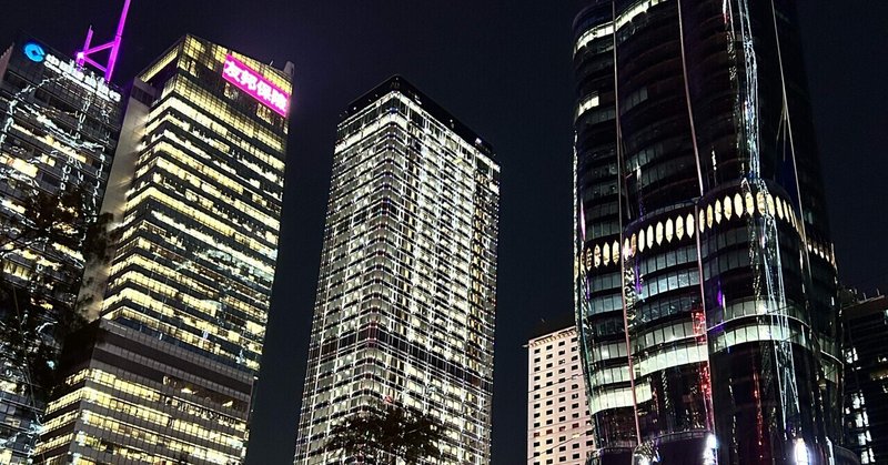 散步香港092＜ 金鐘 / Buildings in the night on Admiralty Road 金鐘道 ＞