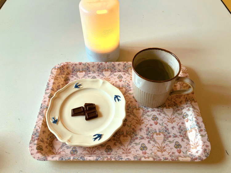連休明け気合い入れて家事をする。疲れたのでチョコと緑茶でおうちカフェ。ラベンダーを焚きながらリラックス🪻