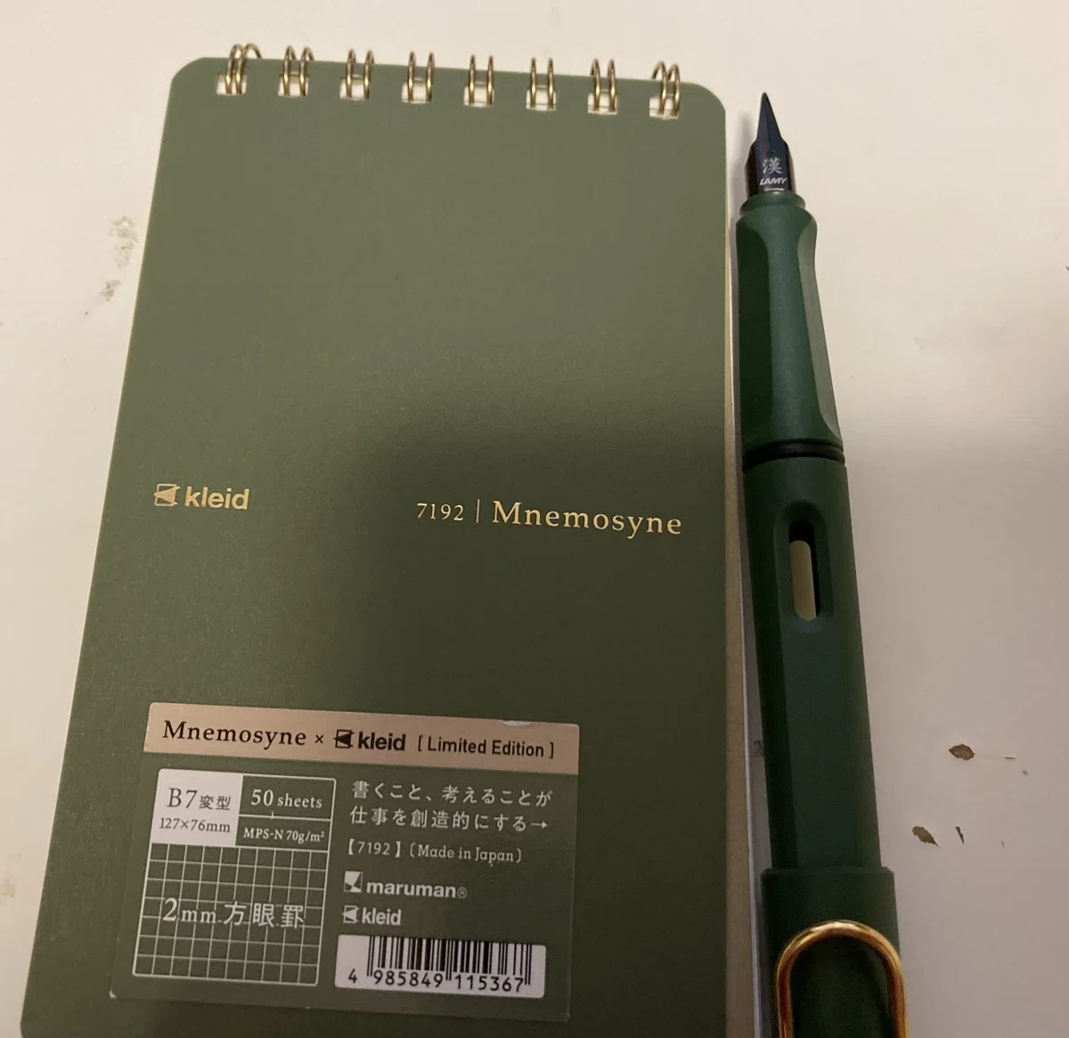 ニーモシネ×kleidコラボのメモ帳ミリタリーっぽくてカッコいいから限定じゃなくて常設にしてほしいなー｜ゆーへい