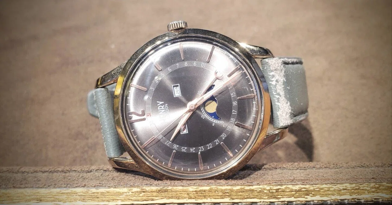 極美品Henry London 腕時計レッドレザー電池交換済み袋未開封 極美品Henry London 腕時計レッドレザー電池交換済み袋未開封