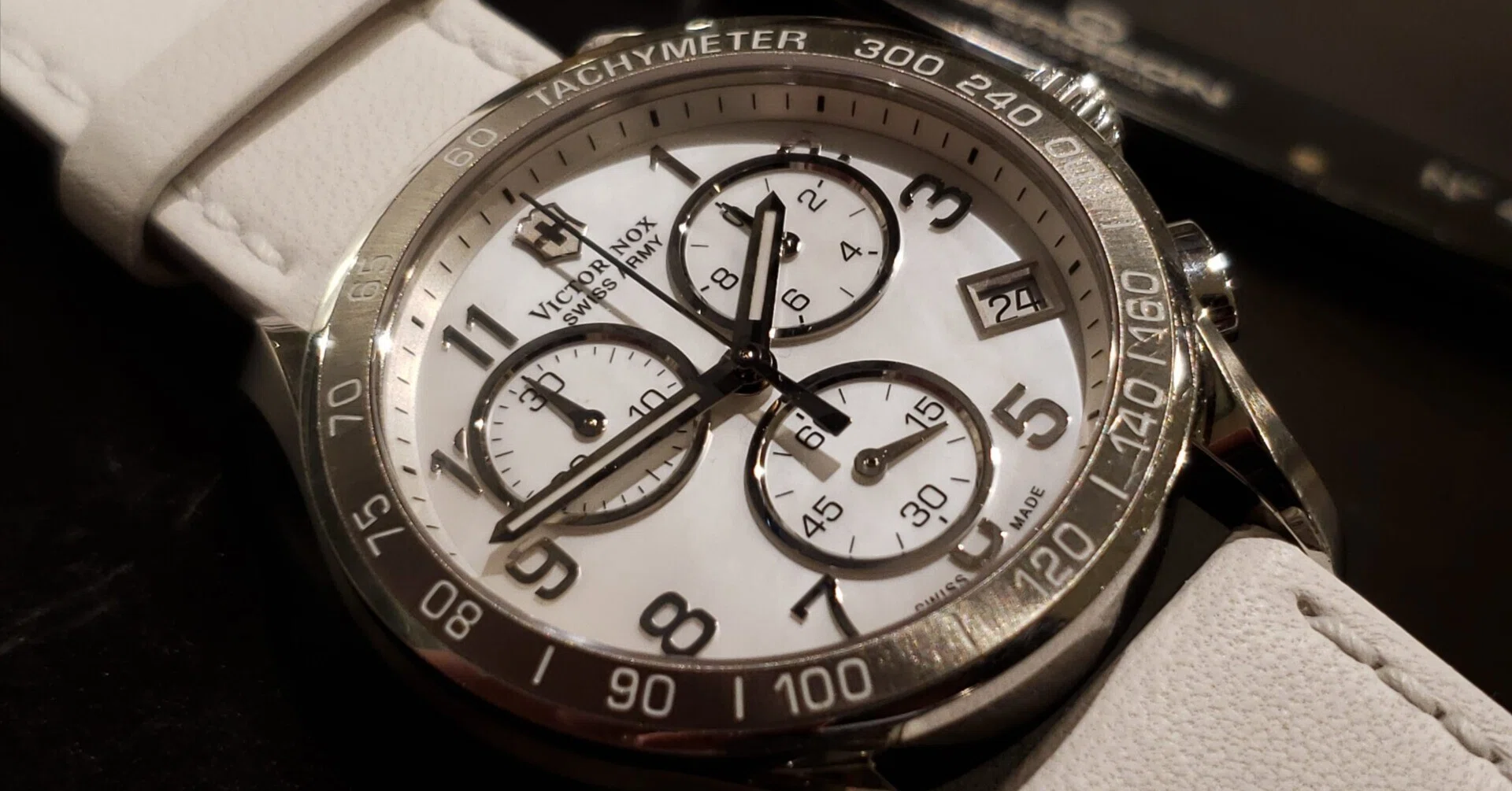 VICTORINOX SWISS ARMY ホワイト文字盤 デイト 新品電池 ビクトリノックス（victorinox）の時計の電池交換・オーバーホールの