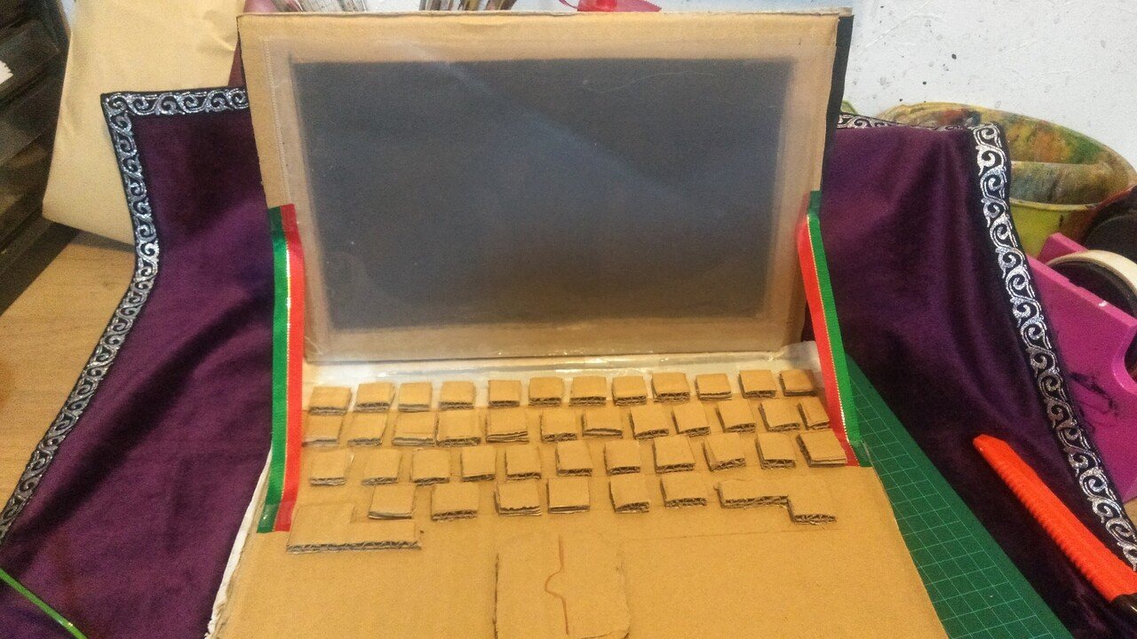 アート作品　ユイックス　ダンボール製ノートパソコン アート作品ユイックスダンボール製ノートパソコン