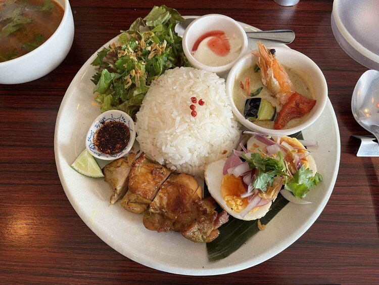 今日の昼食は本通のタイ料理店 ジャイディーのタイランチプレート(トムヤムスープ)とミニガパオ(鶏)。美味かった。😋