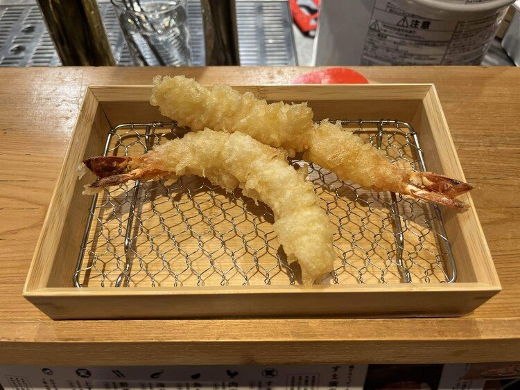 今日のお昼は広島市中区中町の天麸羅 すえ廣の海老天定食。とりあえずいかの塩辛丼を作りました。😋