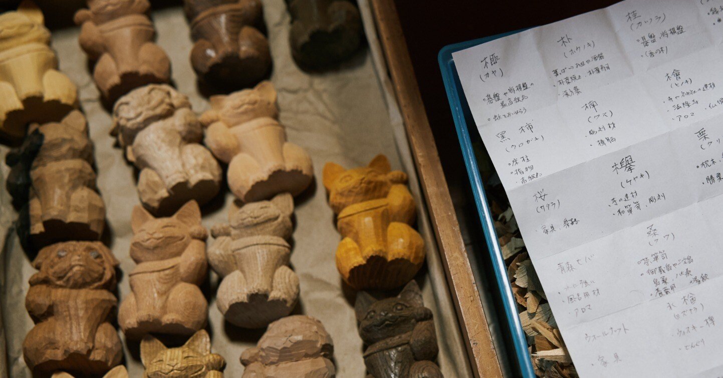 招き猫…？の木材たち。｜旅する工芸【TRADAILY】