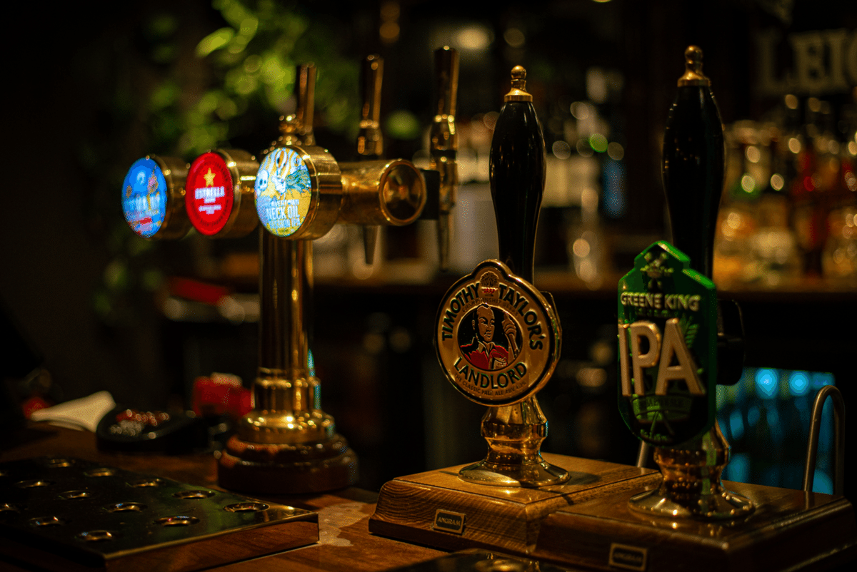 英国ロンドンのカムデンハイストリートにあるパブの生ビール販売