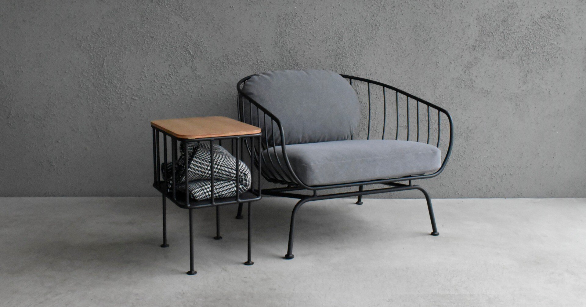 思わず座ってみたくなるフォルム、包み込まれ系椅子｜鉄家具と暮らす