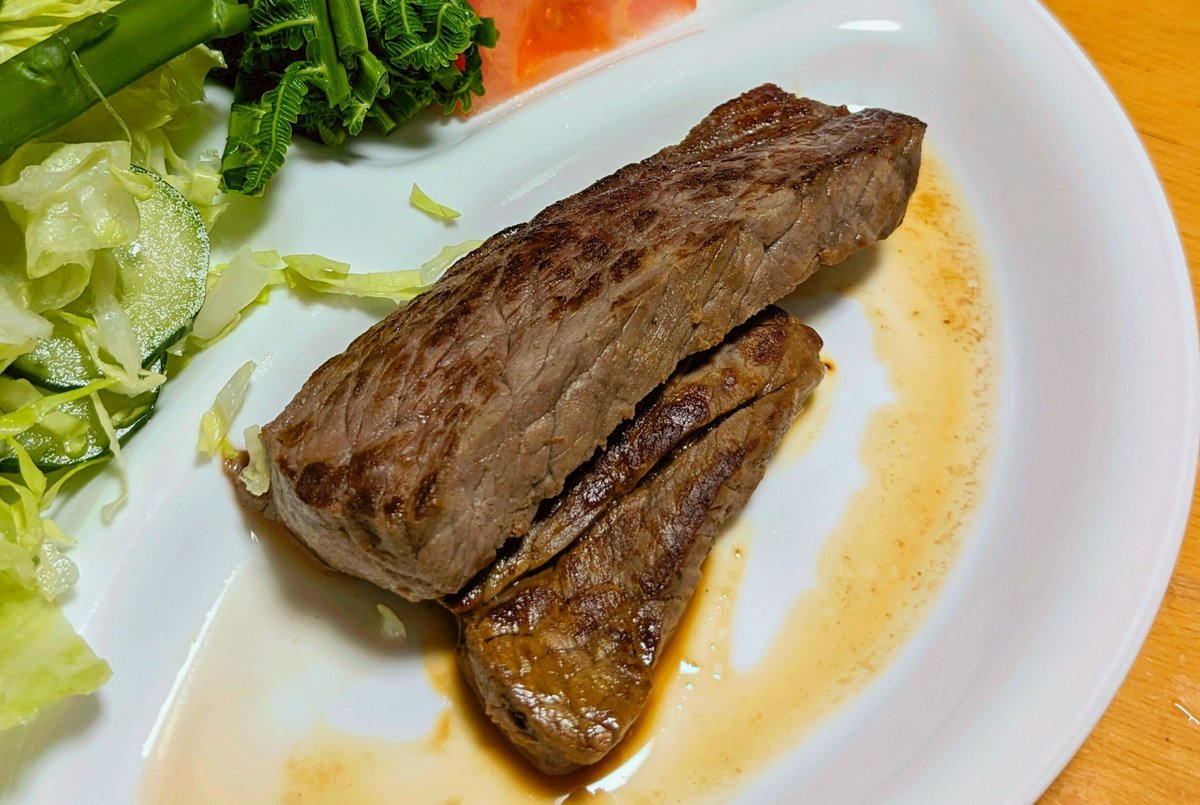 牛もも肉のステーキを愛してる 【材料】 ・おつとめ品の牛ももブロック肉  ・塩…｜るこぽ【もっちりした人とLINEスタンプと漫画とみんなのフォトギャラリーとフードエッセイの人】