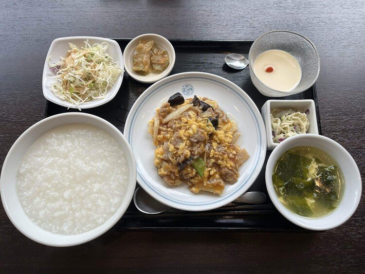 今日の昼食は紙屋町の広島四川飯店の週替わりランチ 豚肉と卵キクラゲの炒め と陳麻婆豆腐(ハーフサイズ)。ご飯はお粥に変更。