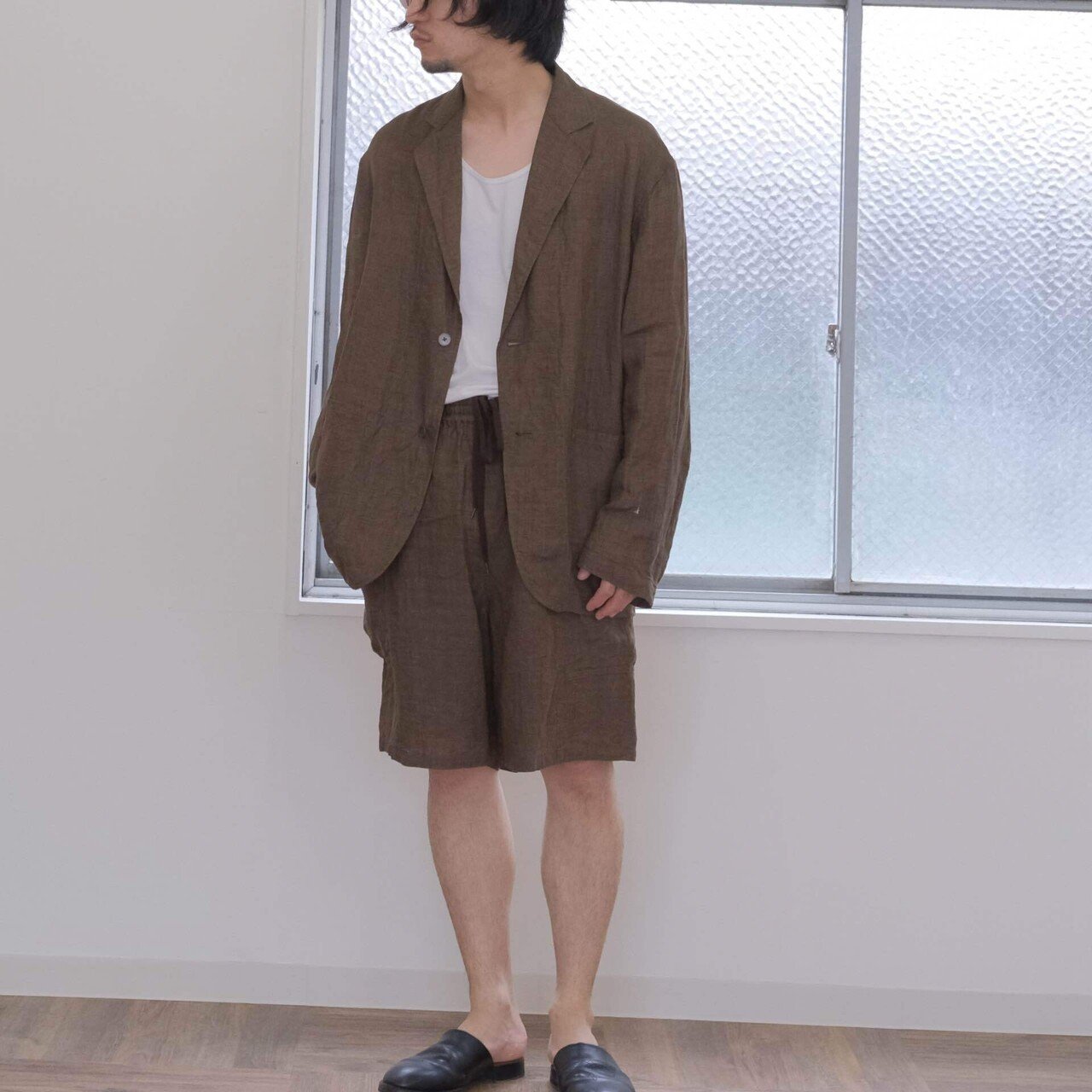 夏に着るリネンセットアップ｜水岡