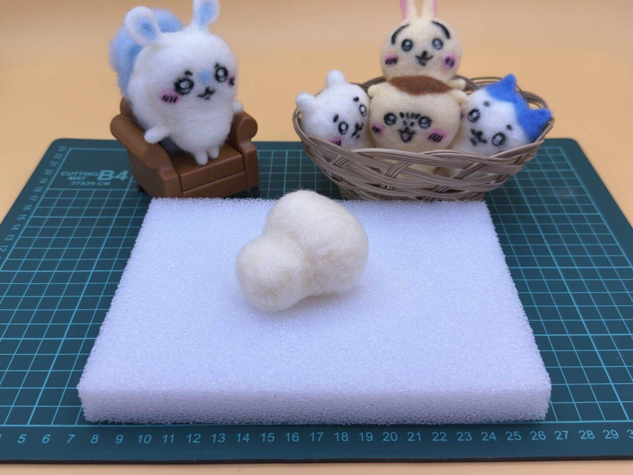 羊毛フェルトに挑戦！第12弾「ちいかわのらっこ」その2 ～芯材に肉付け