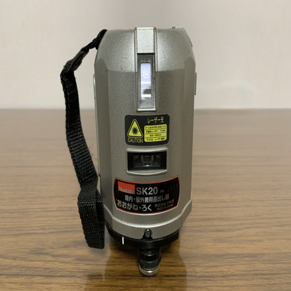 レーザー墨出し器をカメラ三脚へなんとか取付｜まつ