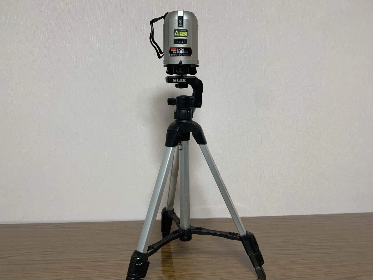 レーザー墨出し器をカメラ三脚へなんとか取付|まつ レーザー墨出し器をカメラ三脚へなんとか取付|まつ