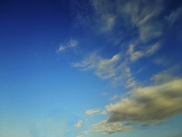 時空間の入口・Instagramでも空だけを撮影してる人が卓さんいますね。２度と同じ雲に出会えることはないですもんね。