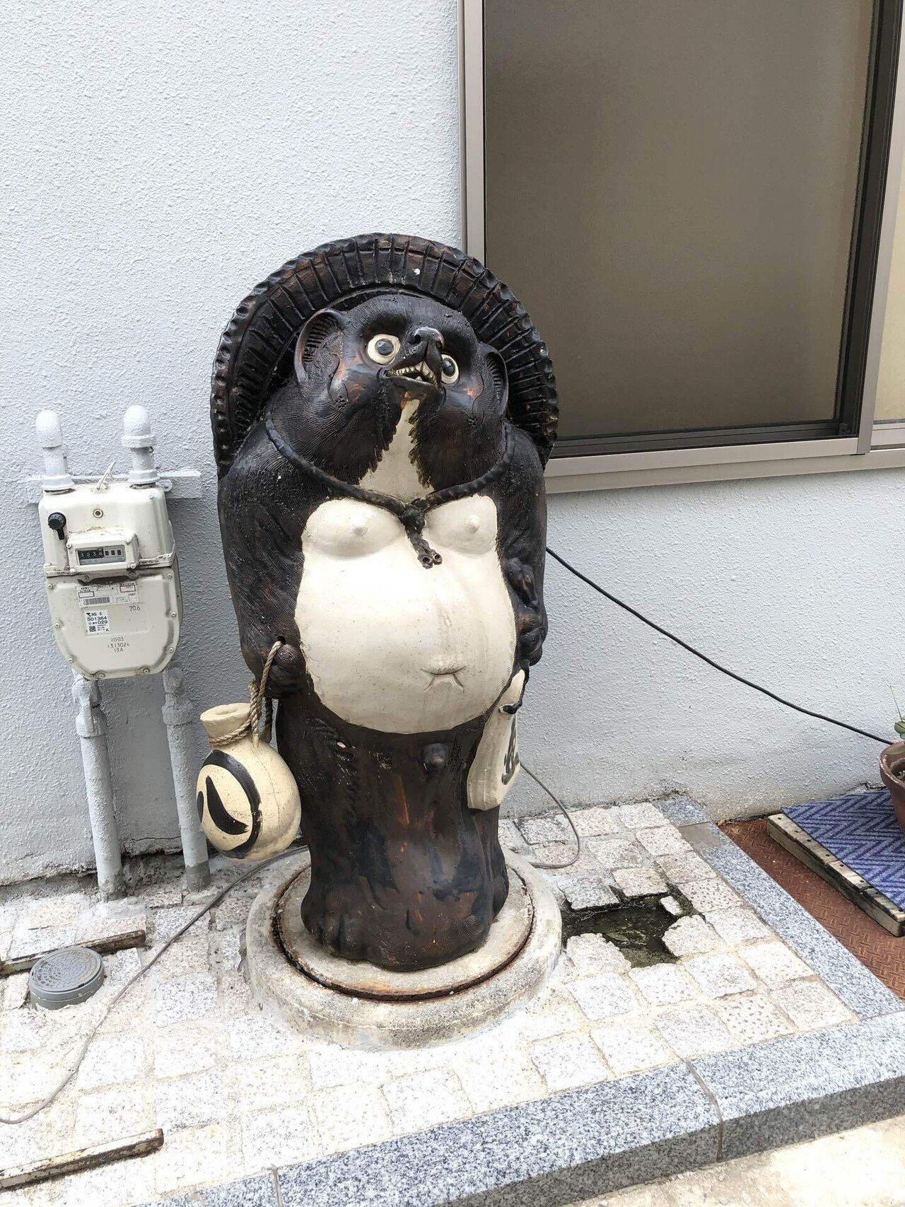 たぬきの置物の意味と役割は？｜信楽焼たぬきの「実は浅い」歴史を解説