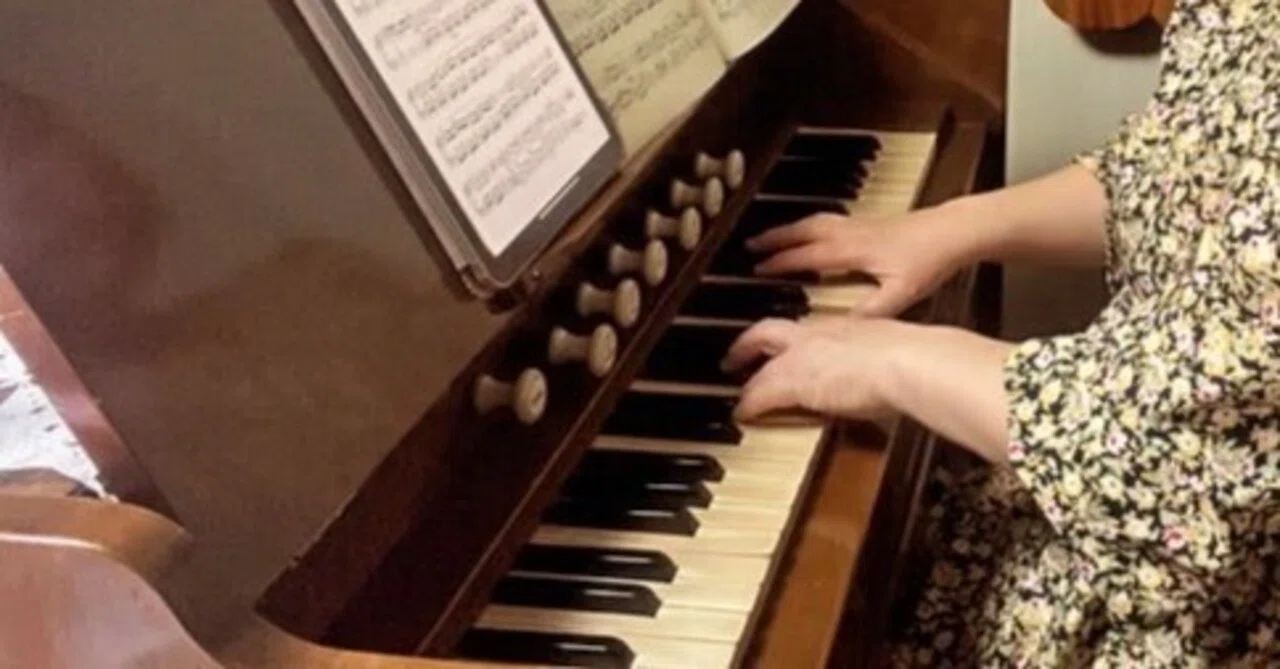 100年近く前の足踏みオルガンを弾いています｜吉井江里の音楽コラム♪