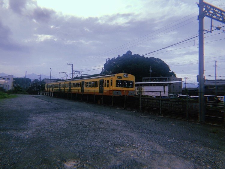 それは流れるように。未来へ繋がるように。誰かの夢を乗せて運ぶ。片道切符を握りしめて待ったあの日。あのバンドが歌ってたのは、赤い電車だったっけ。でも都会に出たら、緑の電車も黄色い電車も虹色の電車だってあることを知った。私の幸せを運ぶのは何色の電車なんだろう。まだ仲良くなれそうにない電車をぼんやり見つめて送った。「誰かの願いを今日も運んできておくれ。」と。