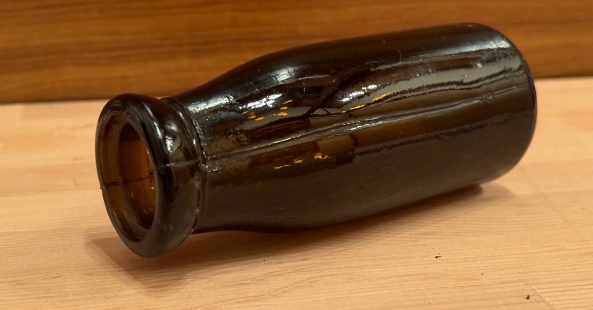 戦前の黒い牛乳瓶【レトロ】No.④ 戦時下の一品＞ 黒い牛乳瓶｜信州戦争資料センター(まだ施設は無い…)