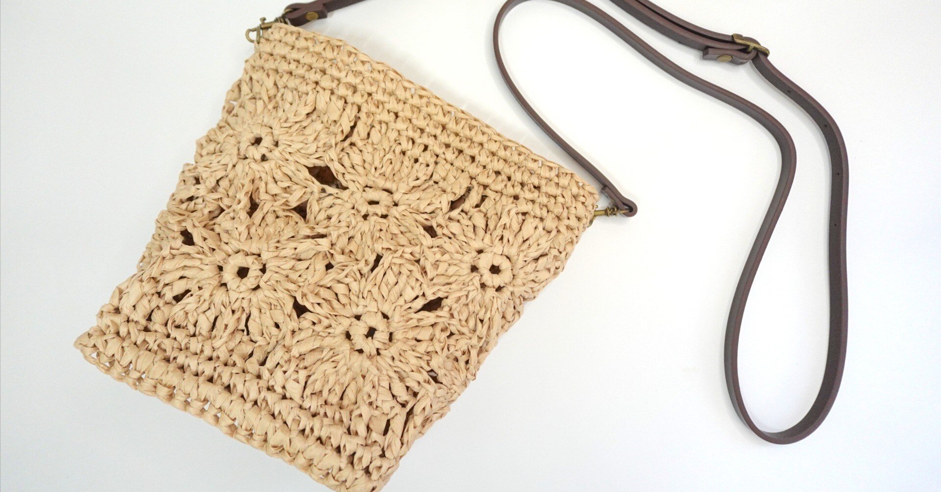かぎ針編みでラフィア風の帽子＆バッグ　パターン集　匿名配送送料無料 かぎ針編み ラフィア風の帽子&バッグ - メルカリ
