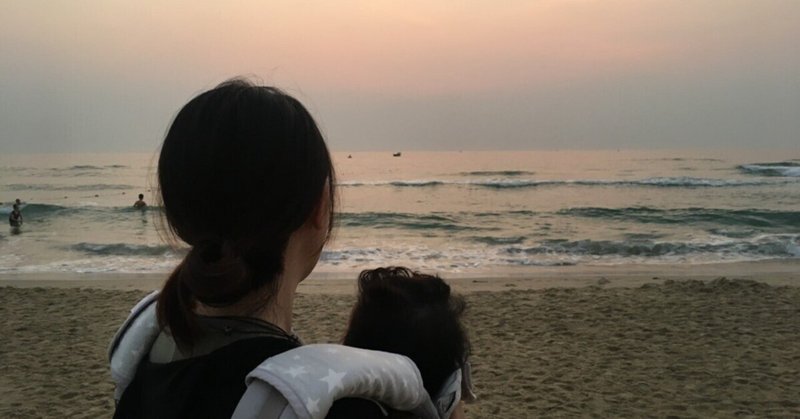 「まほう　みたいに　ひかる　そら　いっしょに　みるの　うれしいな」──ベトナム中部・ダナンの海と、親子グマの絵本