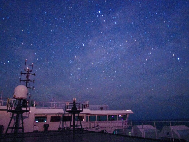 船橋と夜空。レーダーが良い味出してる。