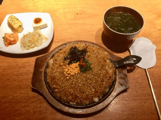 2019年。銀座の韓国料理店『王十里』の「上ミノの炒めご飯」。炒飯は焼豚より上ミノの方がうまいな。やけにうまいと思ったら、ミシュラン掲載店だった。