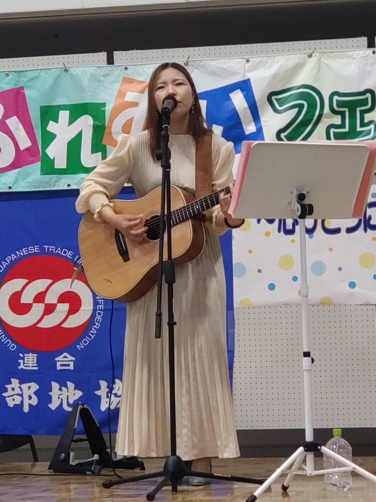 今日は小島理子さんを見に地元のふれあいフェスティバルに行って来ました。お久しぶりでしたが元気そうで良かったです。そいえばライブ会場で理子 ちゃんと出会うきっかけになったAnlyが結婚したんですよ。めでたい｜林直樹