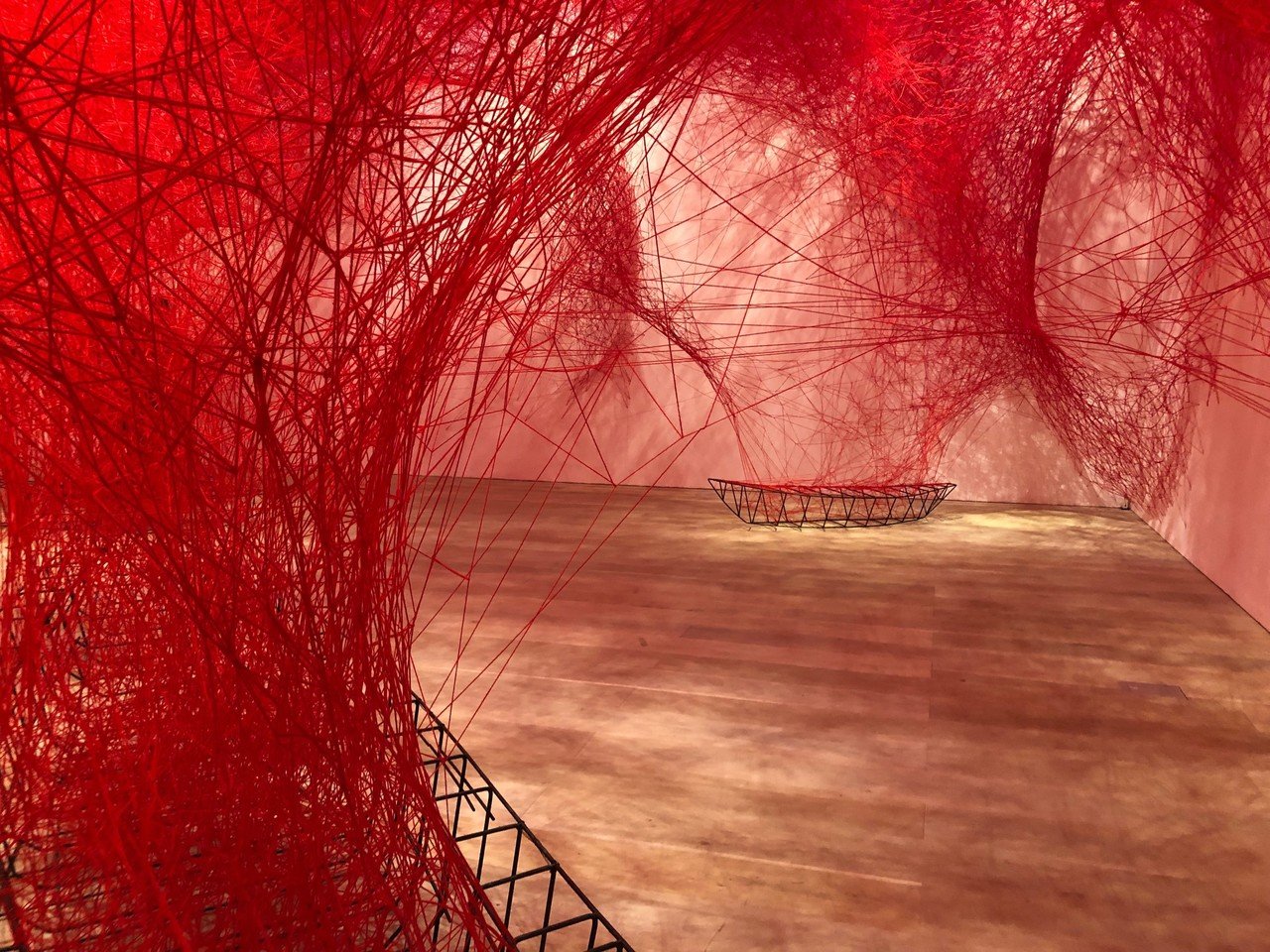 塩田千春展 魂がふるえる【感想】｜もちづき