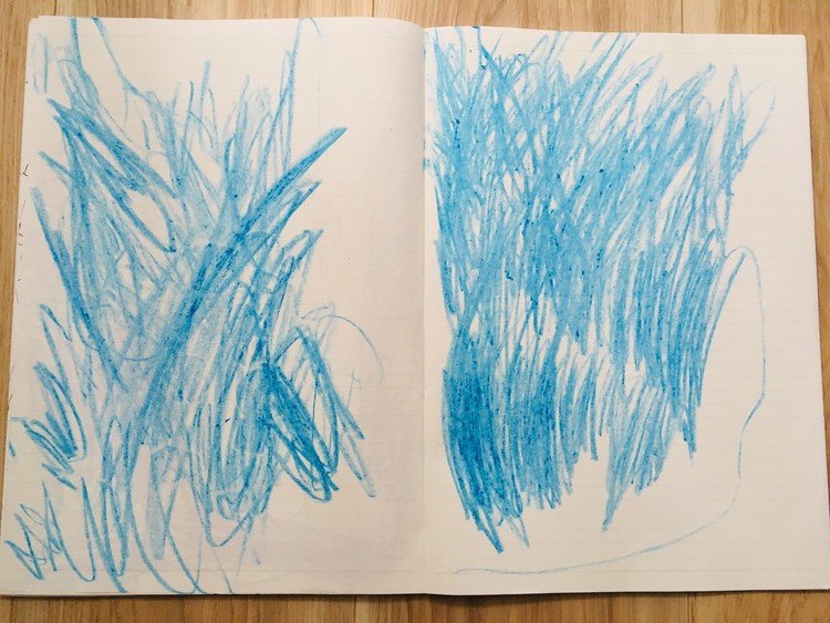 うーみーはひろいーなーと歌いながら3歳のムスコ画伯がガシガシ描いてた。芸術は爆発だ！