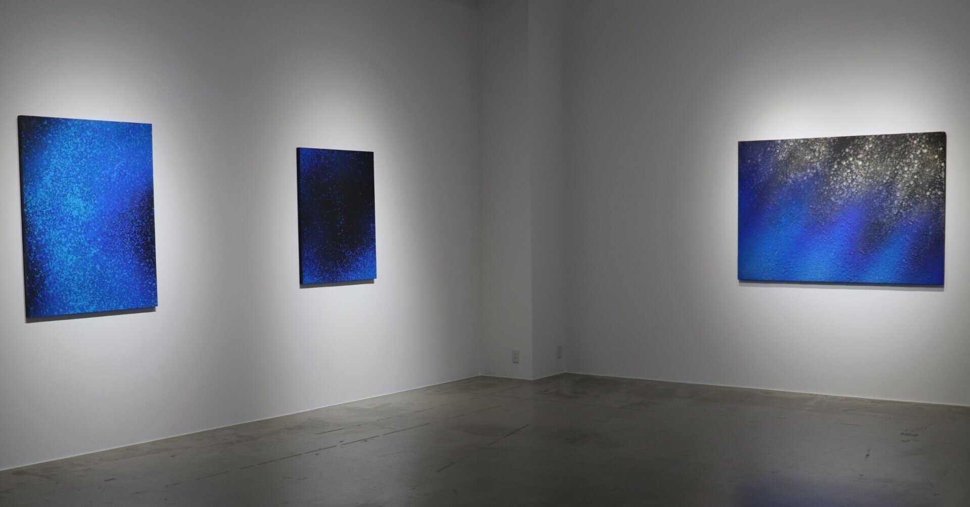 深い青色,画面から広がる宇宙 -伊藤咲穂[BEGINNING of WORSHIP ‒ First 深い青色,画面から広がる宇宙 -伊藤咲穂[BEGINNING of WORSHIP ‒ First