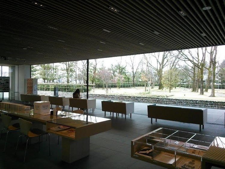 越の国文学館（http://www.koshibun.jp/）　富山県のゆかりの作家や作品の魅力発信し誰もが親しみ、学ぶことだできるようにと開館されました。展示には最新技術が取り入れられ、「親子スペース」には富山ゆかりの作家　藤子・Ｆ・不二雄「ドラえもん」の秘密道具「どこでもドア」が展示され子どもたちもワクワクするつくりになっています。