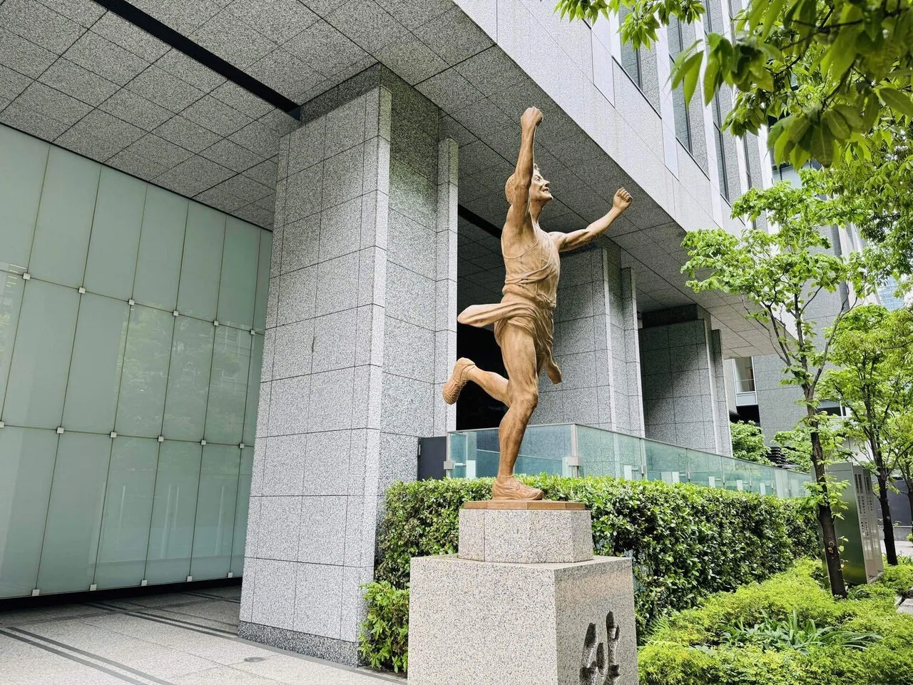 銅像 大手町にある謎の銅像！？｜WAGNAS-都内アドベンチャーサークル-