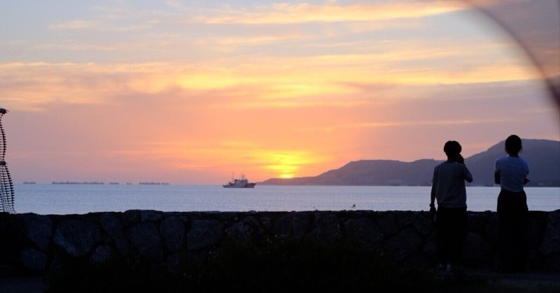 意外にも、たまにしか見れない沖縄の夕日🌅。これを見るだけで仕事の疲れが吹っ飛びます！