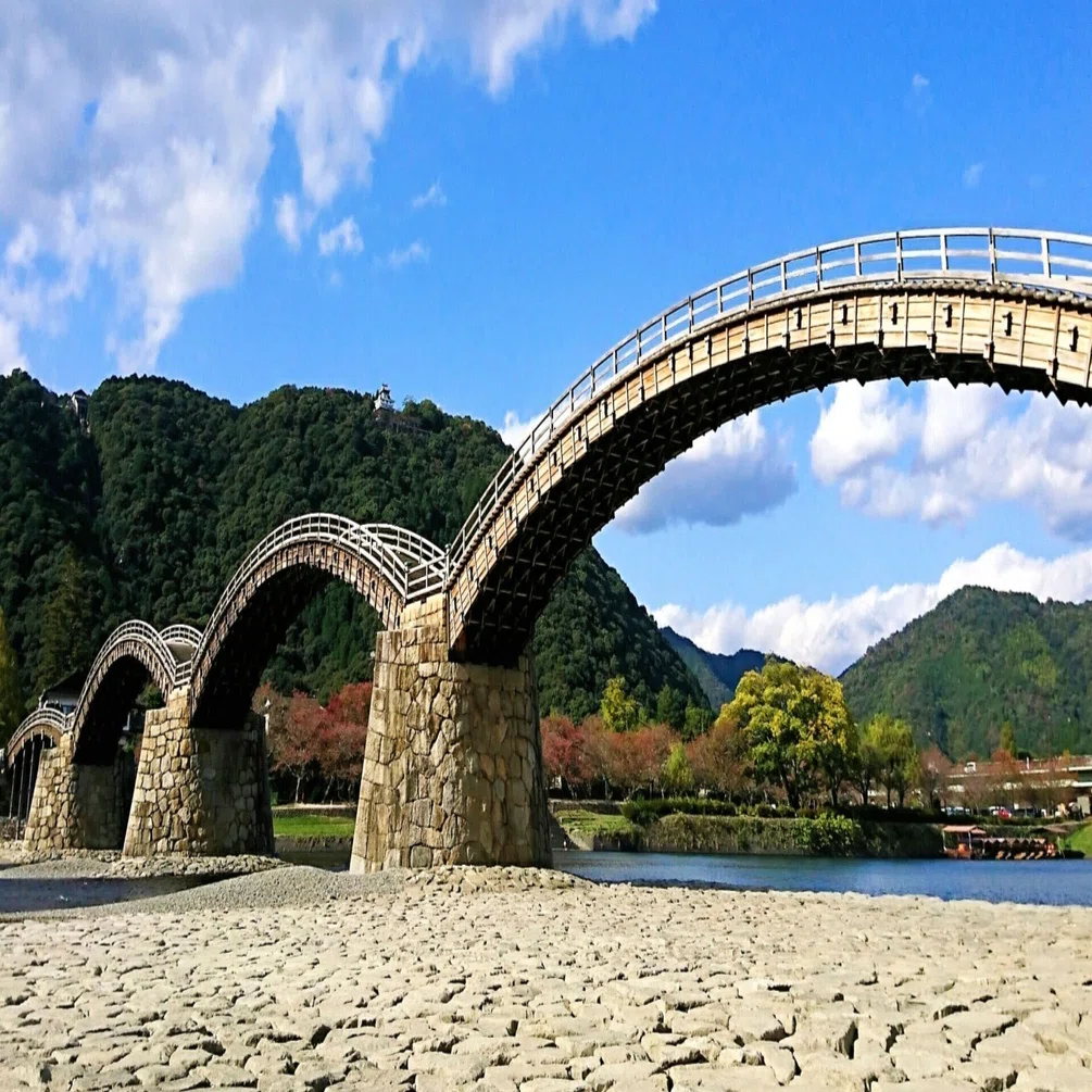 一二三四五六橋と川の流れる方へとまっすぐ むにみずべ 山口編01 錦帯橋下の川渡り｜むにみずべ
