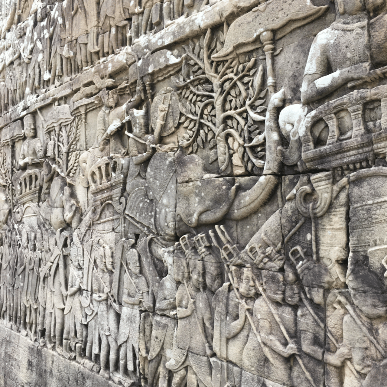 バイヨン寺院の歴史と観光情報をご案内いたします。｜プレアヴィヒア