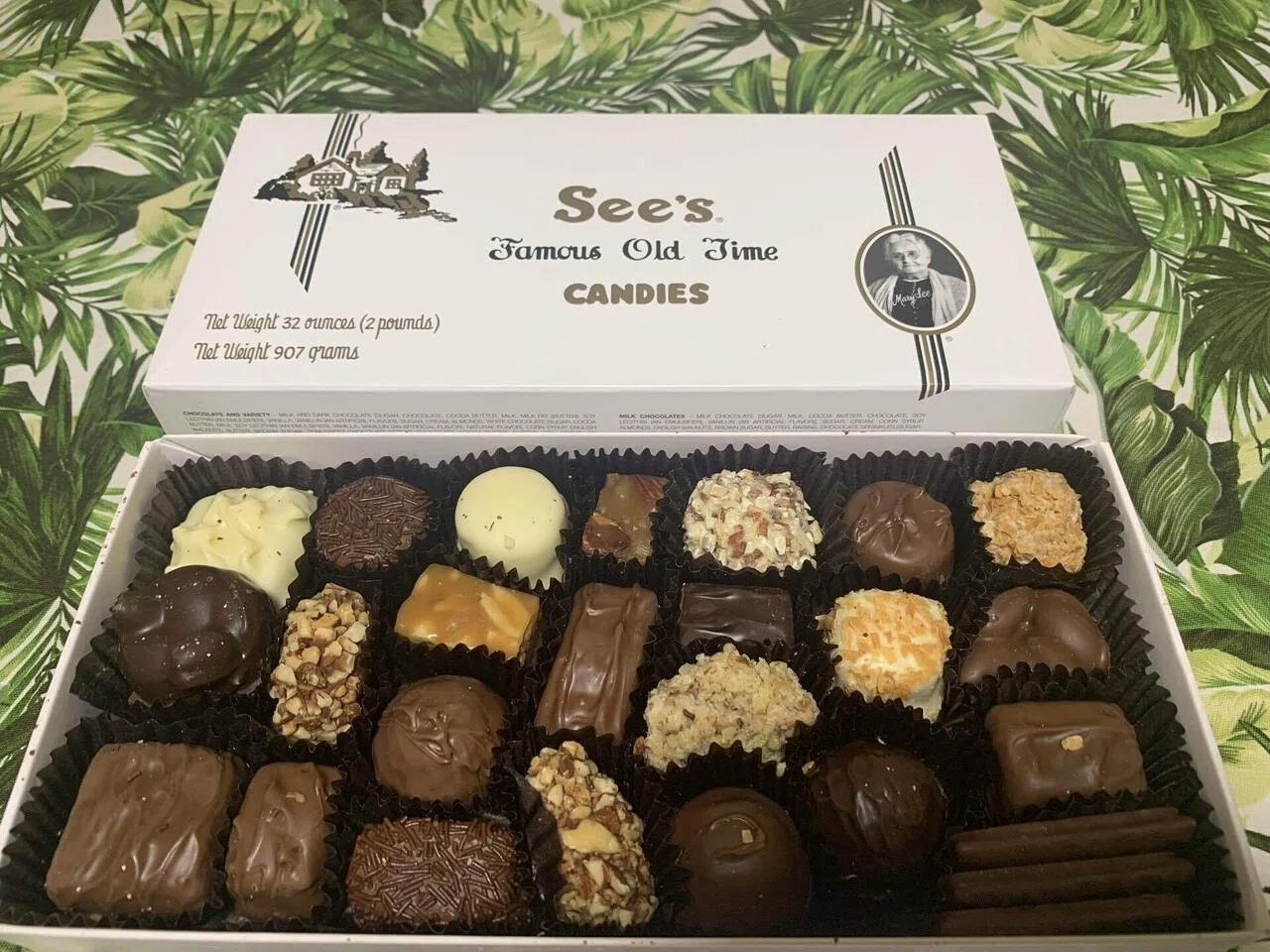 お土産 see's candies おすすめ See s Candies シーズキャンディ チョコレート アソート 454g ミルク チョコ ダーク キャラメル ナッツ ギフト 海外直送 正規品 並行輸入品