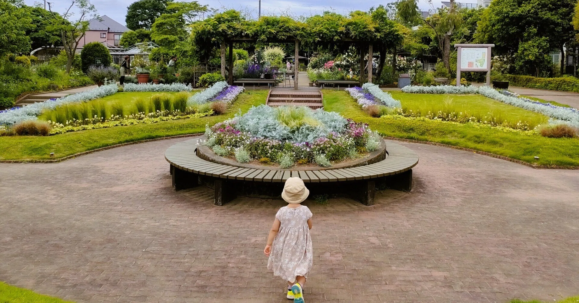 十八番な風景 #1】住宅地に突然現れる愛すべき花園──フラワーランド