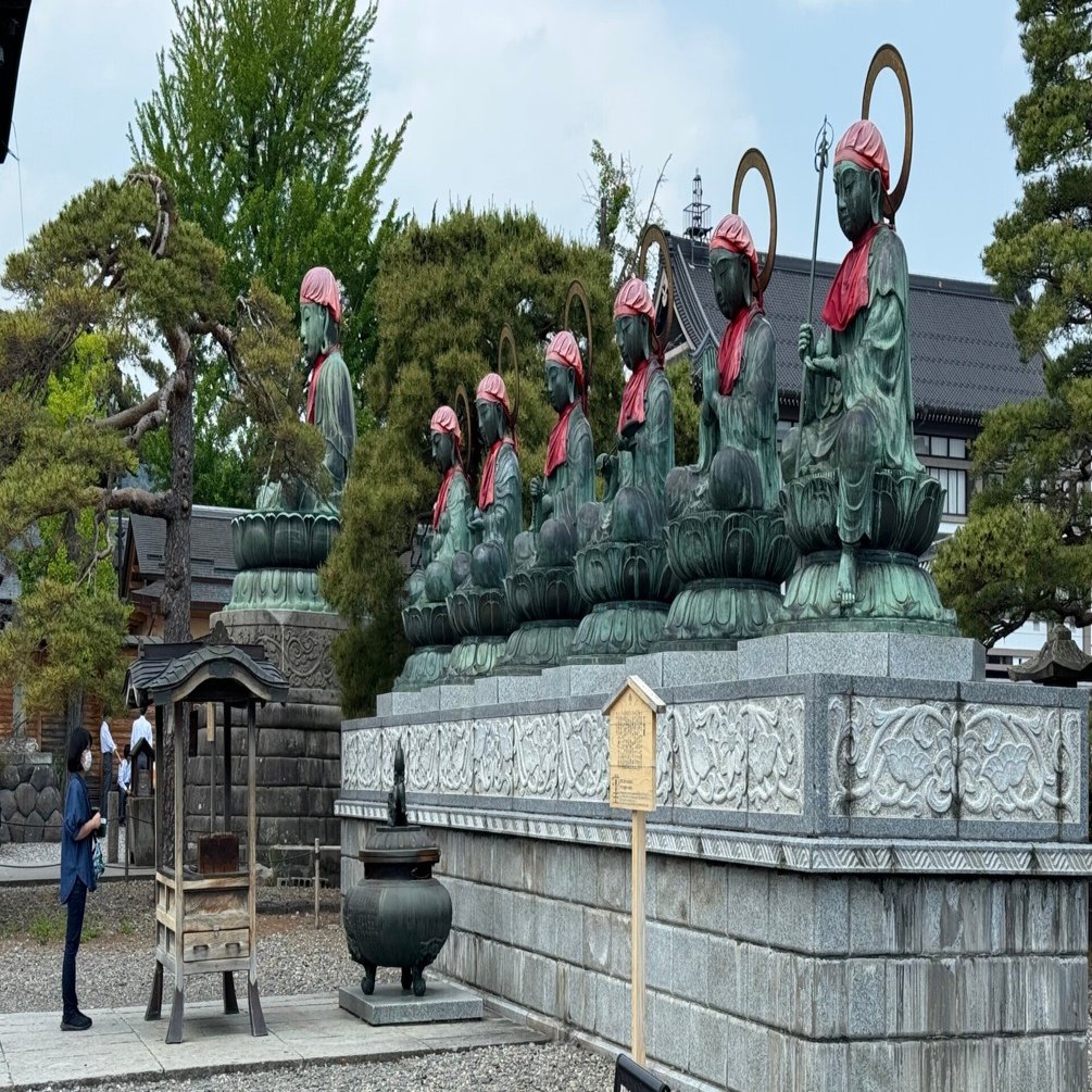 戦時下、金属供出させられた善光寺の六地蔵と残された濡れ仏ーその存在