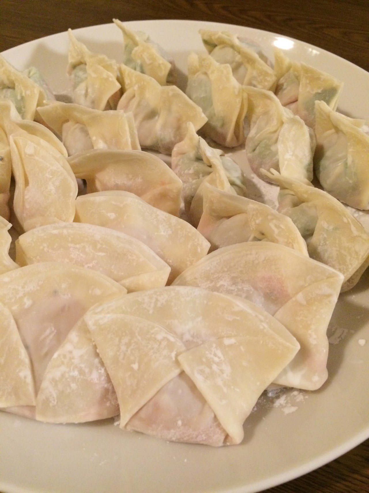 今夜は 水餃子 たまに作りたくなる水餃子 今宵は二種類 エビ入りとシソ入り 日本の水餃子 は たくさん具材が入り過ぎて 美味しいけど複雑 素材がけんかしてるって 中国人の友人が言ってたの それ以 Sanae Note