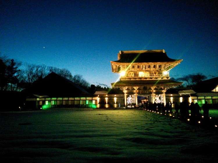 瑞龍寺（http://www.zuiryuji.jp/）　曹洞宗高岡山瑞龍寺は加賀藩二代藩主前田利長公の菩提を弔うため三代藩主利常公によって建立されたお寺です。先日、ライトアップがあったので見に行ってきました。訪れたのは高校生以来。まだまだ分からないは多いけど何となく心を落ちつくと感じるのは少し大人になったからかな？そしてやっぱり自分は日本人なのだなと思いました。