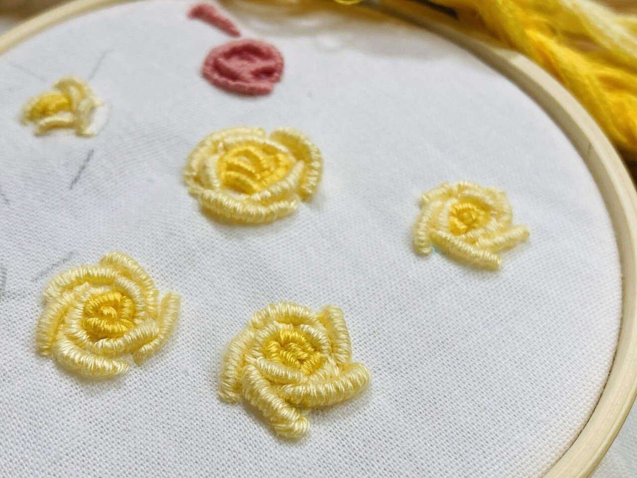 今日はバラ🌹の図案を考えました。 どんな形が良いのかなぁと。 ○丸