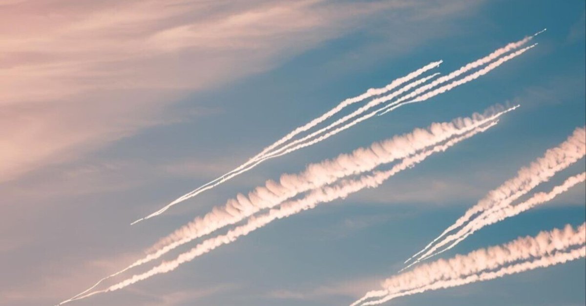 空に描かれたアート：飛行機雲の美しさを楽しむ｜ぶるるん🍊🪸🌾💋🐢