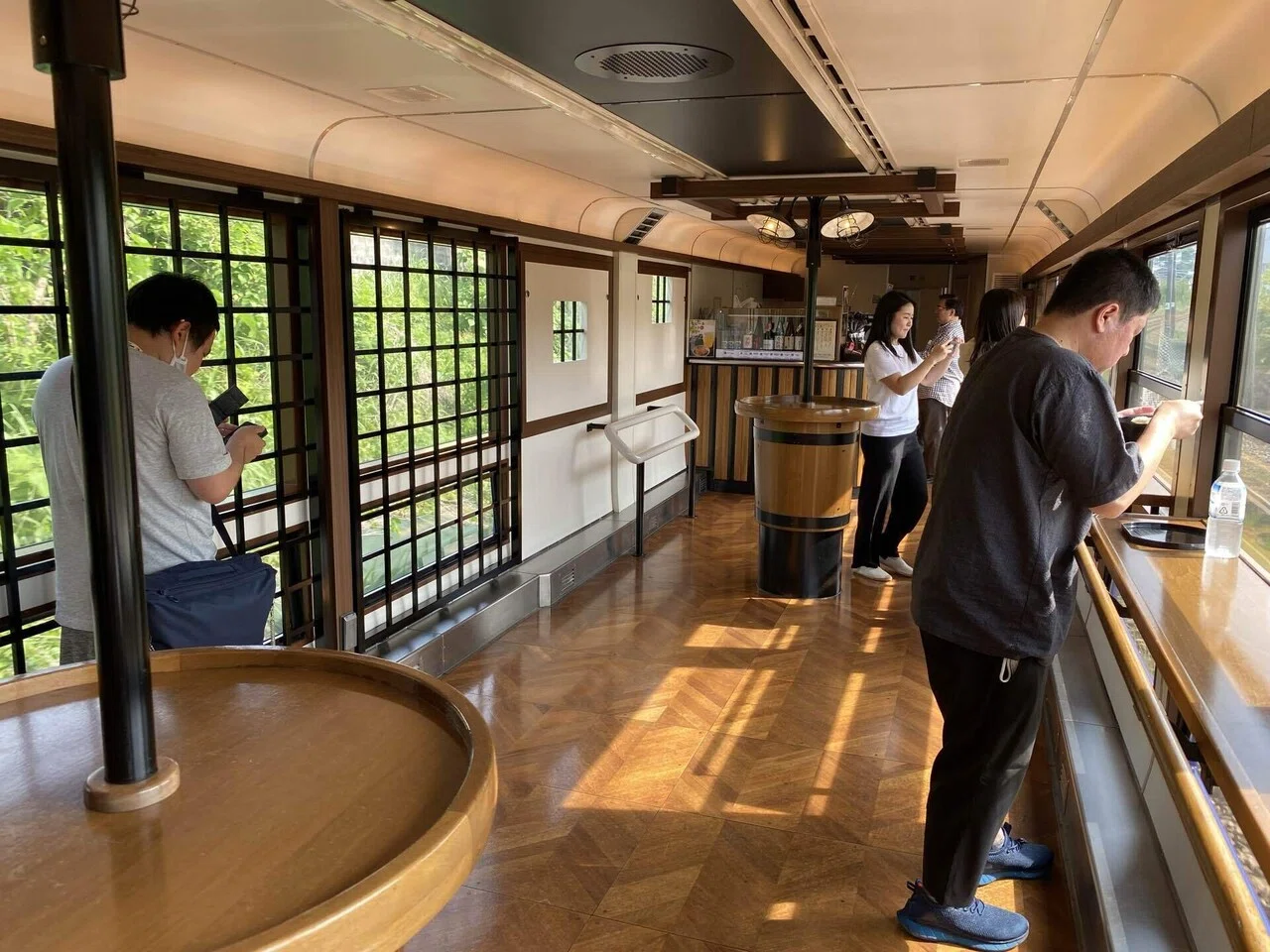 夕日に染まる日本海を望みながら日本酒を飲み比べる優雅な観光列車の旅