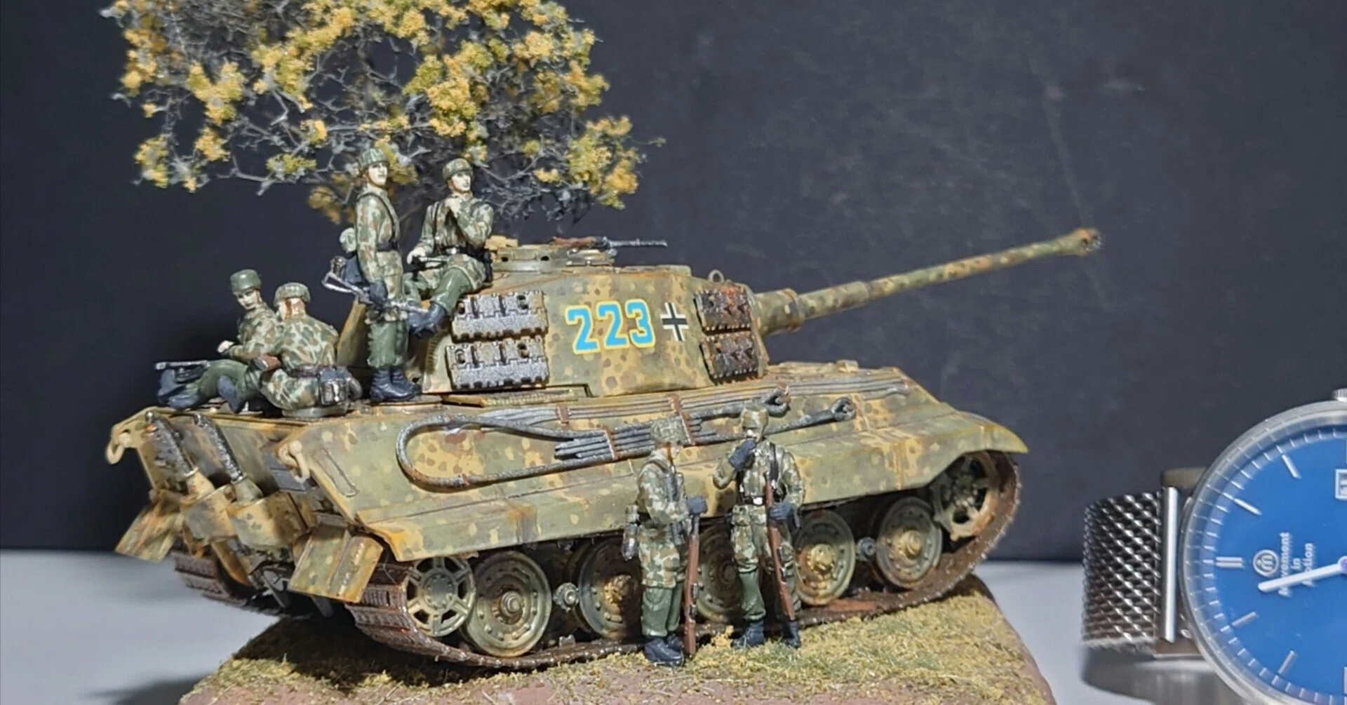 戦車　ジオラマ 木製コースターの上に、小さなジオラマ空間を創る（NO.10）｜あおちゃん