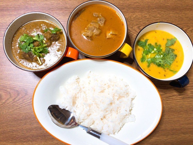 ３色カレーご飯。左からヨーグルトラムカレー、にゃろチキンカレー、ダルカレー（豆カレー）。どれも美味しく作れたので、ちょっと食べすぎた。w（’～‘）ノ