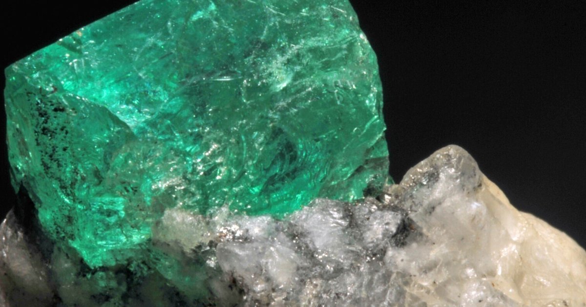 希少！鮮やかなグリーンカラー密集結晶エメラルド原石 s166/2284