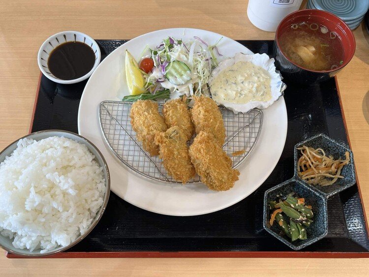 今日の昼食は新天地のお好み村のビル1Fの広島名物 牡蠣一番のカキフライ定食。ご飯大盛り。安定の美味さ。